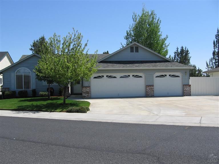 Property Photo: 4218 Southwest Tommy Armour Lane OR 97756