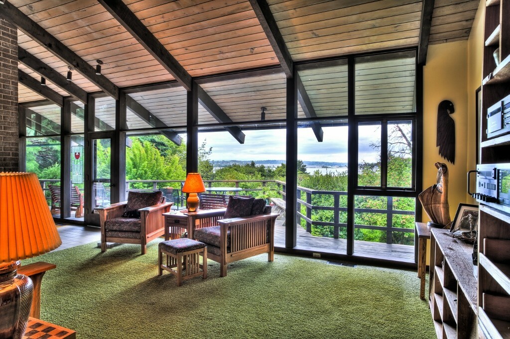 Property Photo: 8330 Avalon Dr WA 98040