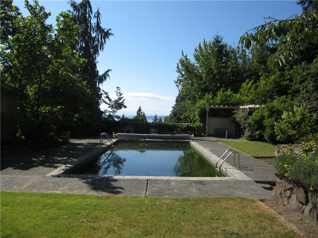 Property Photo:  820 Innis Arden Dr  WA 98177 