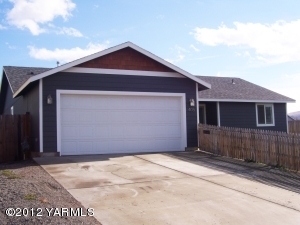 Property Photo:  405 Satus Pl  WA 98936 