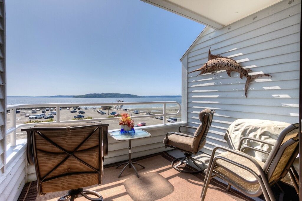 Property Photo:  22211 Cliff Ave S 303  WA 98198 