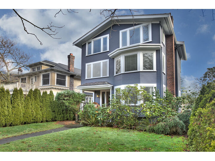 Property Photo:  922 18th Ave E  WA 98112 