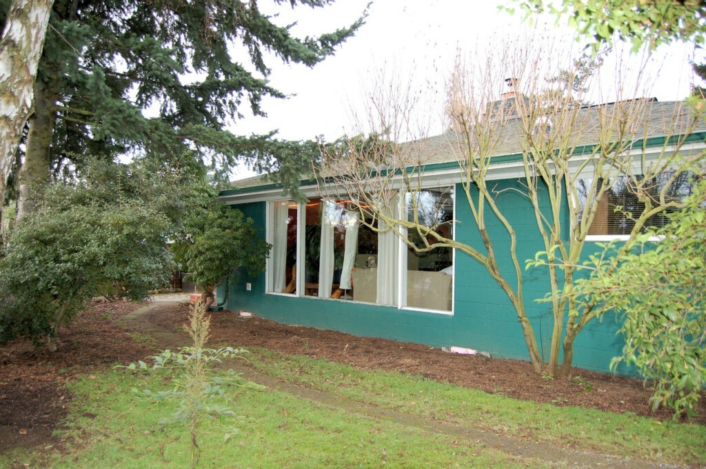 Property Photo: 2722 Alderwood Ave WA 98225