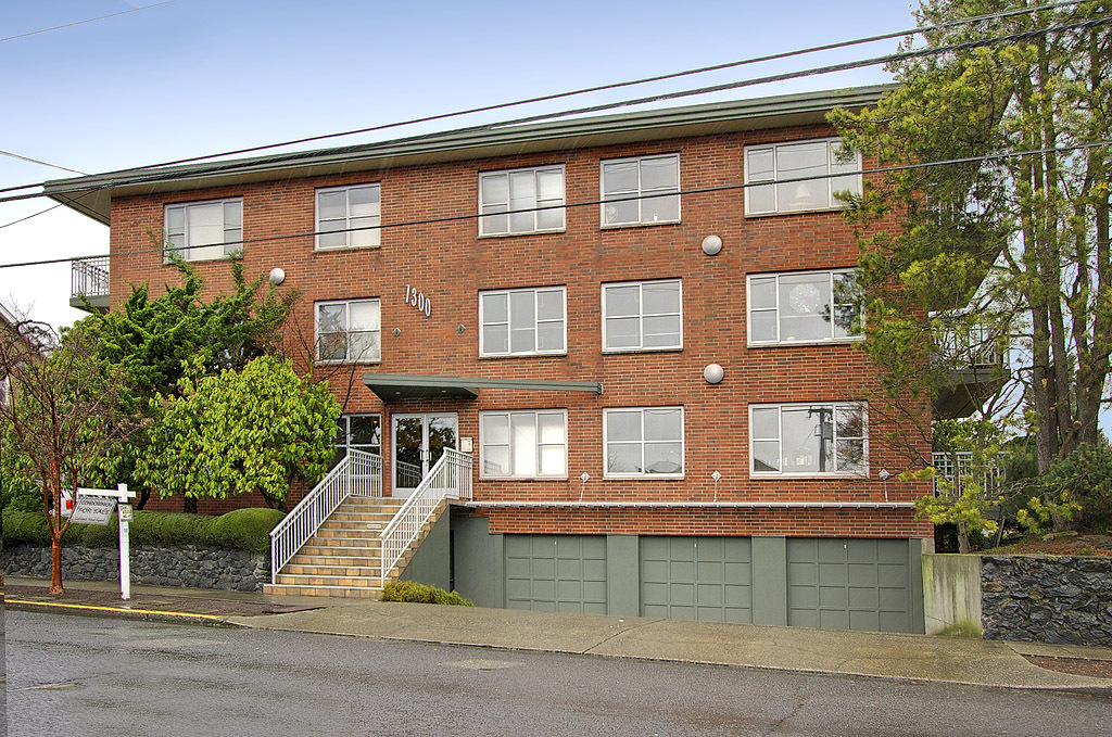 Property Photo: 7300 Woodlawn Ave NE 204 WA 98115