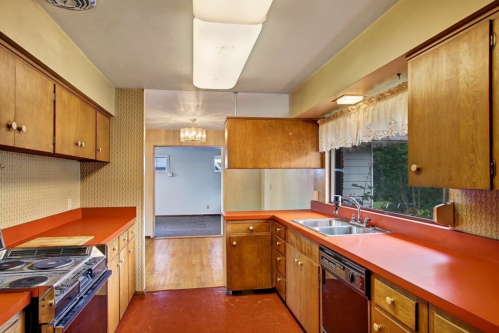 Property Photo:  710 Edwards Ave  WA 98201 