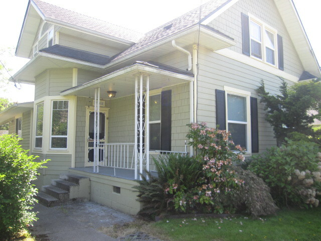 Property Photo:  708 4th Ave SW  WA 98371 