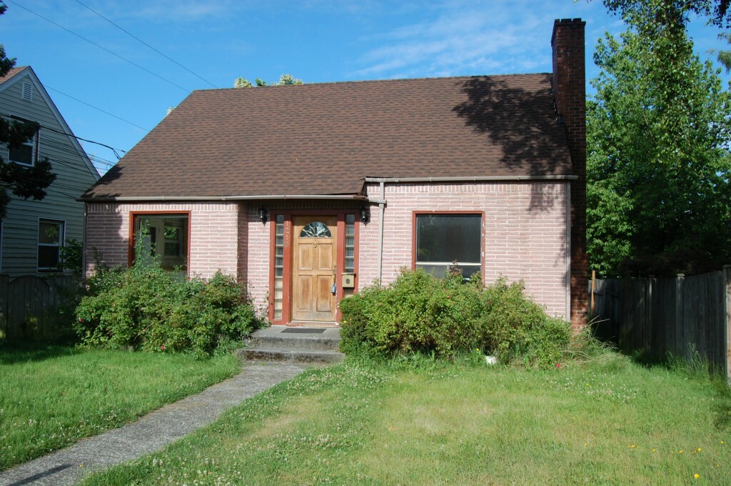 Property Photo:  1210 N Pine St  WA 98406 