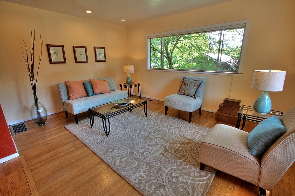 Property Photo: 902 N 109th St WA 98133