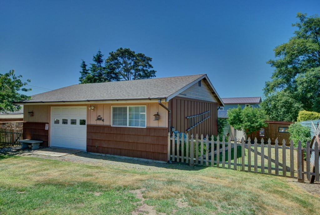 Property Photo:  1650 SE 6th Ave  WA 98277 