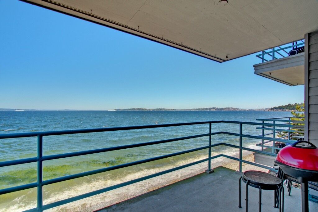 Property Photo:  3053 Alki Ave SW B  WA 98116 