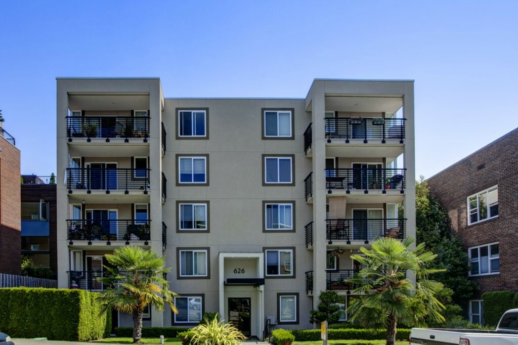 Property Photo: 626 4th Ave W 404 WA 98119