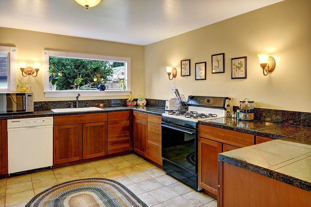 Property Photo:  1714 Rockefeller Ave  WA 98201 