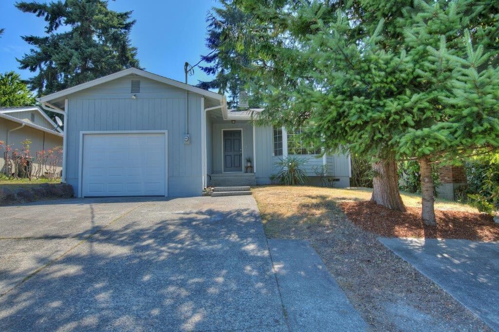 Property Photo:  815 S Orchard St  WA 98465 