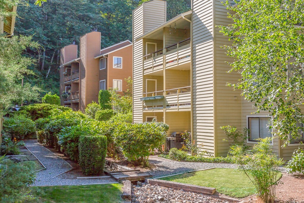 Property Photo: 455 Newport Wy NW 306 WA 98027
