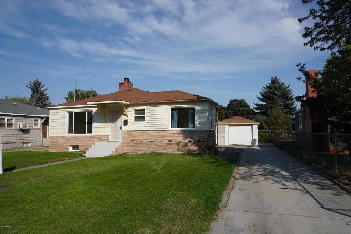 Property Photo: 1311 S 7th Ave WA 98902