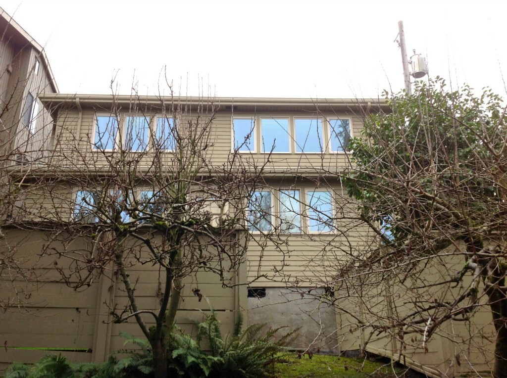 Property Photo:  950 W Emerson St  WA 98119 