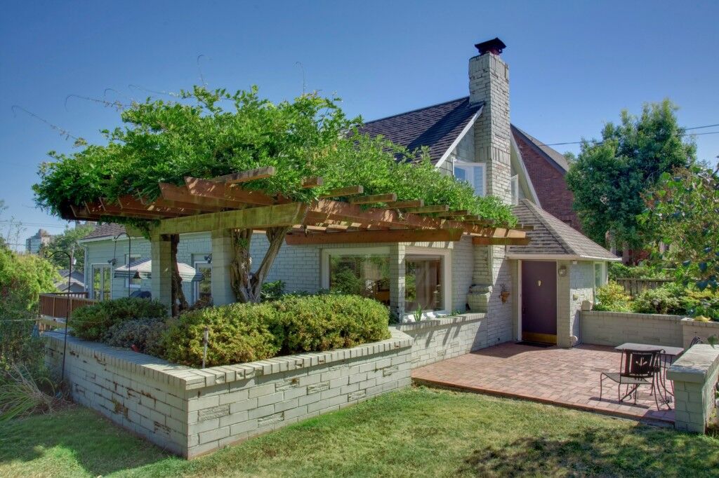 Property Photo:  1830 38th Ave E  WA 98112 