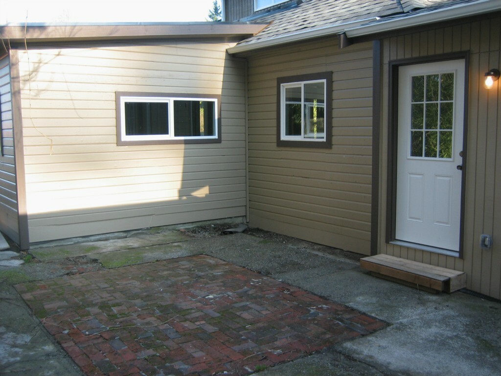 Property Photo:  560 Arnold Ave E  WA 98366 