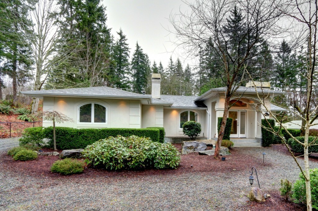 Property Photo:  1804 E Beaver Lake Dr SE  WA 98075 