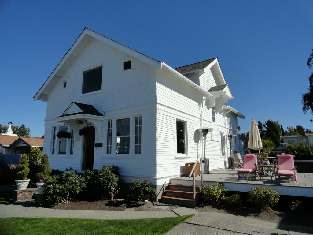 Property Photo:  396 Sunset Ave N  WA 98020 