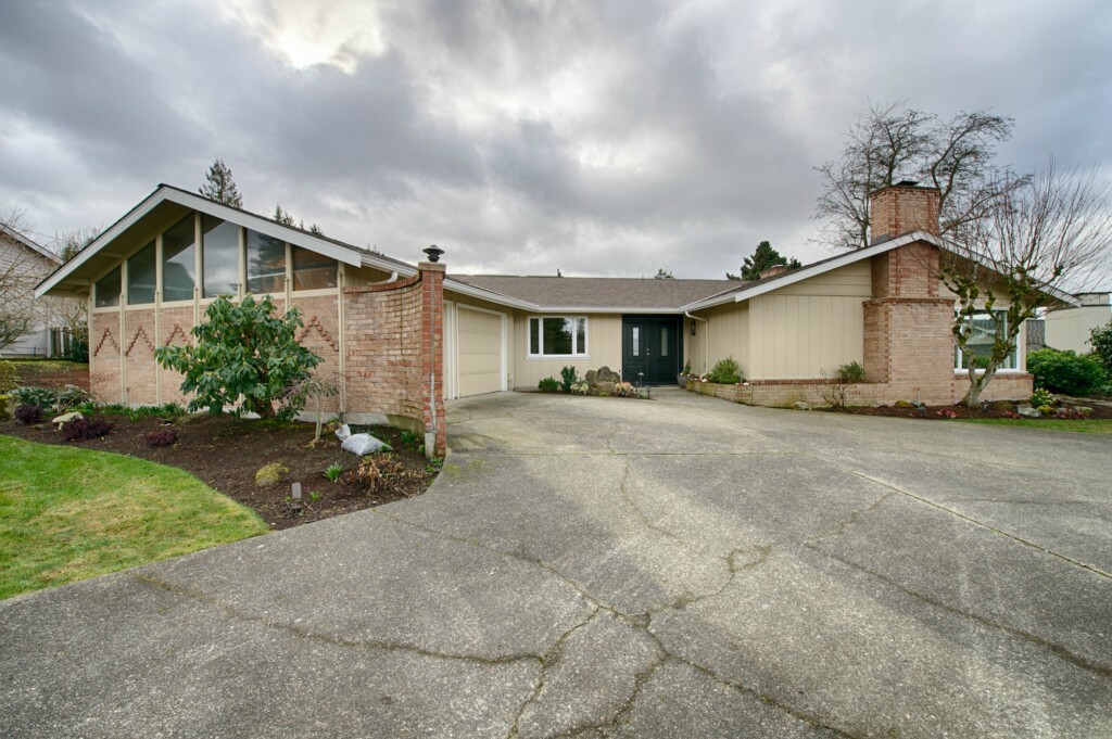 Property Photo:  9043 NE 37th Lane  WA 98004 