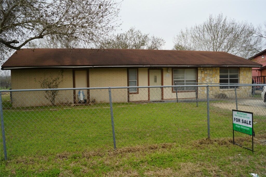 Property Photo: 4724 Crossover Road TX 78666