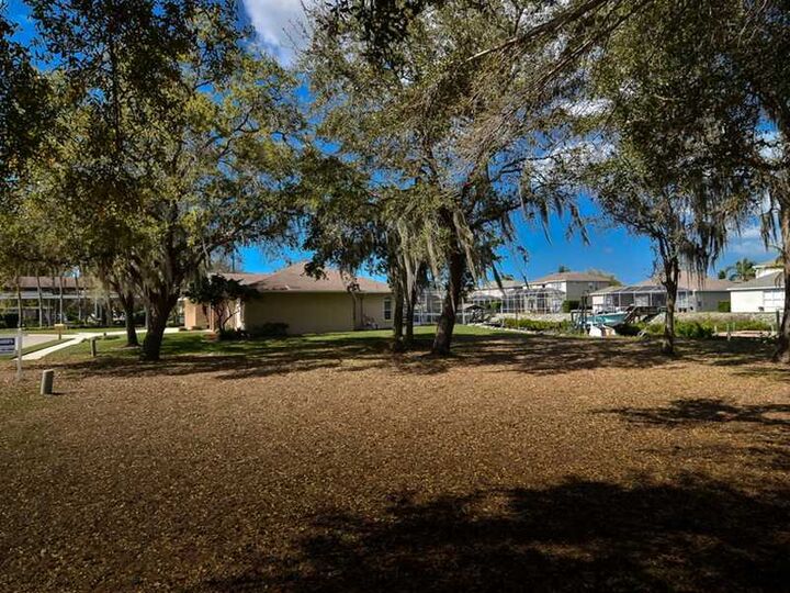 Property Photo: 3711 4th Avenue NE FL 34208