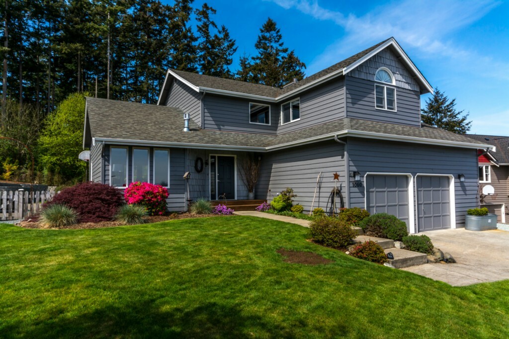 Property Photo:  1060 Oakmont Lane  WA 98277 