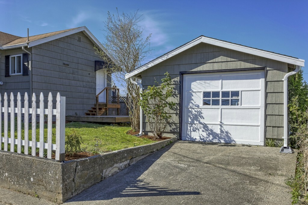 Property Photo:  1912 7th St  WA 98337 