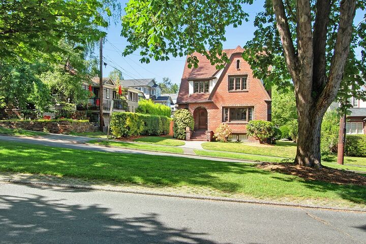 Property Photo: 2012 NE Ravenna Blvd WA 98105