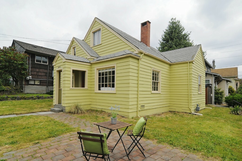 Property Photo:  4202 4th Ave NE  WA 98105 