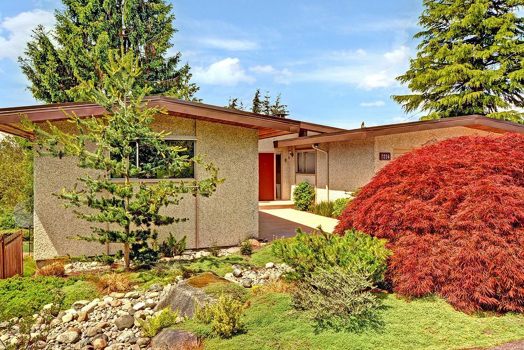 Property Photo: 7224 S Rustic Rd WA 98178