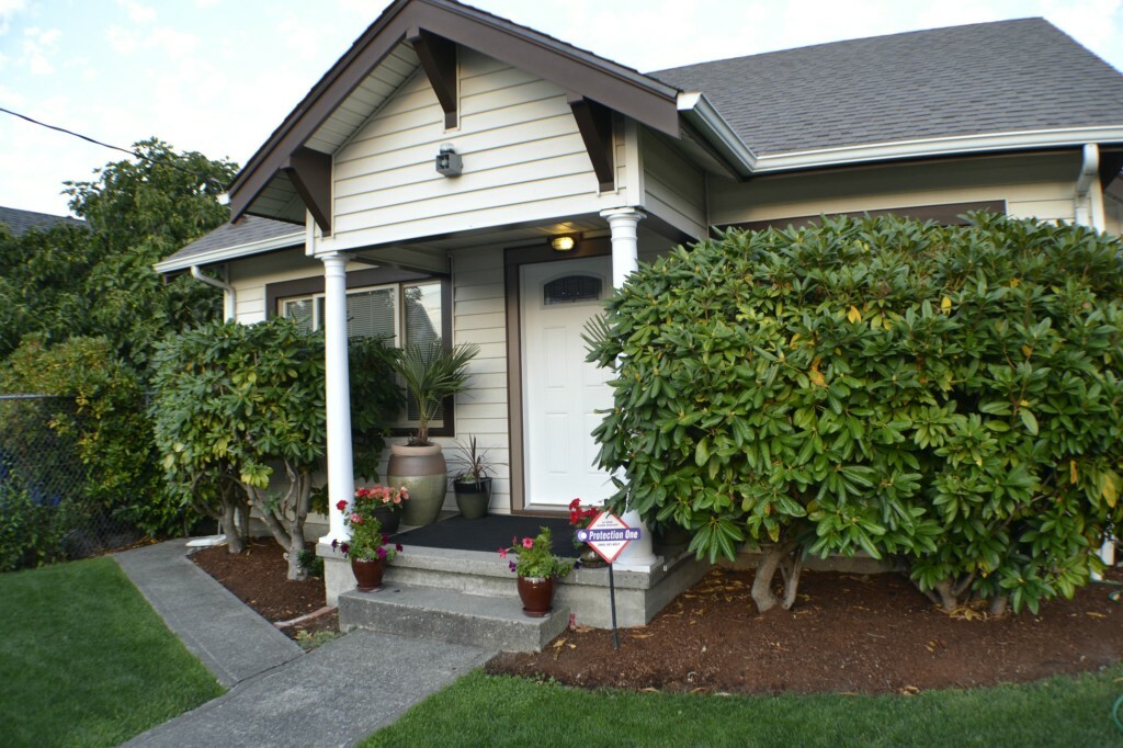 Property Photo:  2335 S Hosmer St  WA 98405 