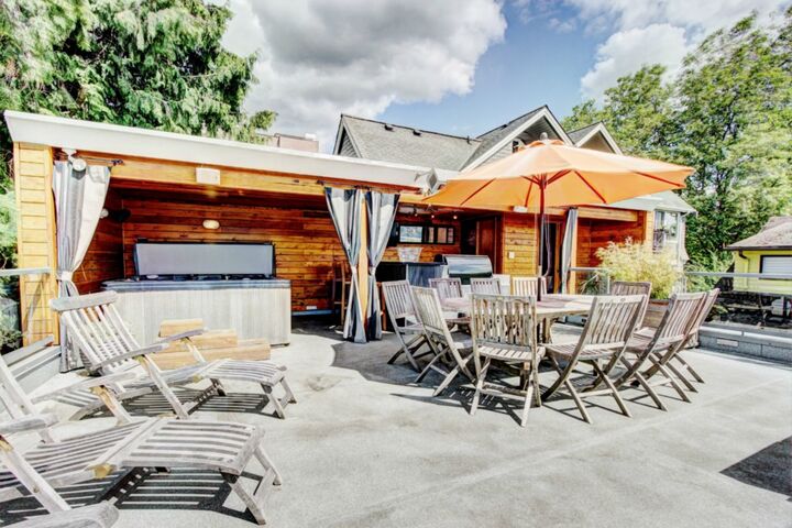 Property Photo:  2608 Yale Ave E  WA 98102 