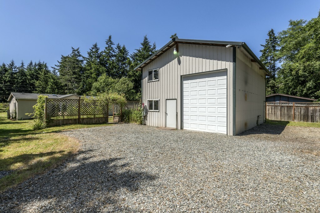 Property Photo:  1006 Sidney St  WA 98277 