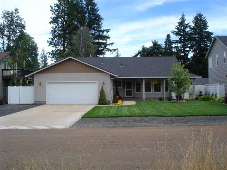 Property Photo:  825 West Redwood Avenue  OR 97522