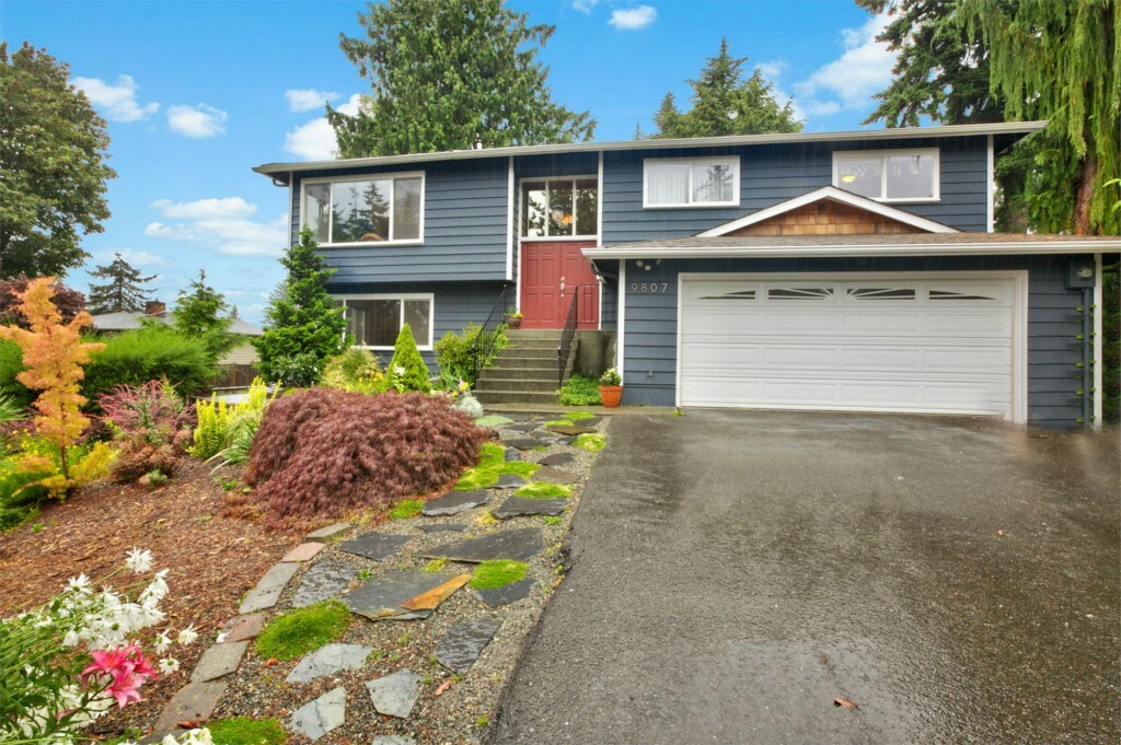 Property Photo:  9807 226th Place SW  WA 98020 