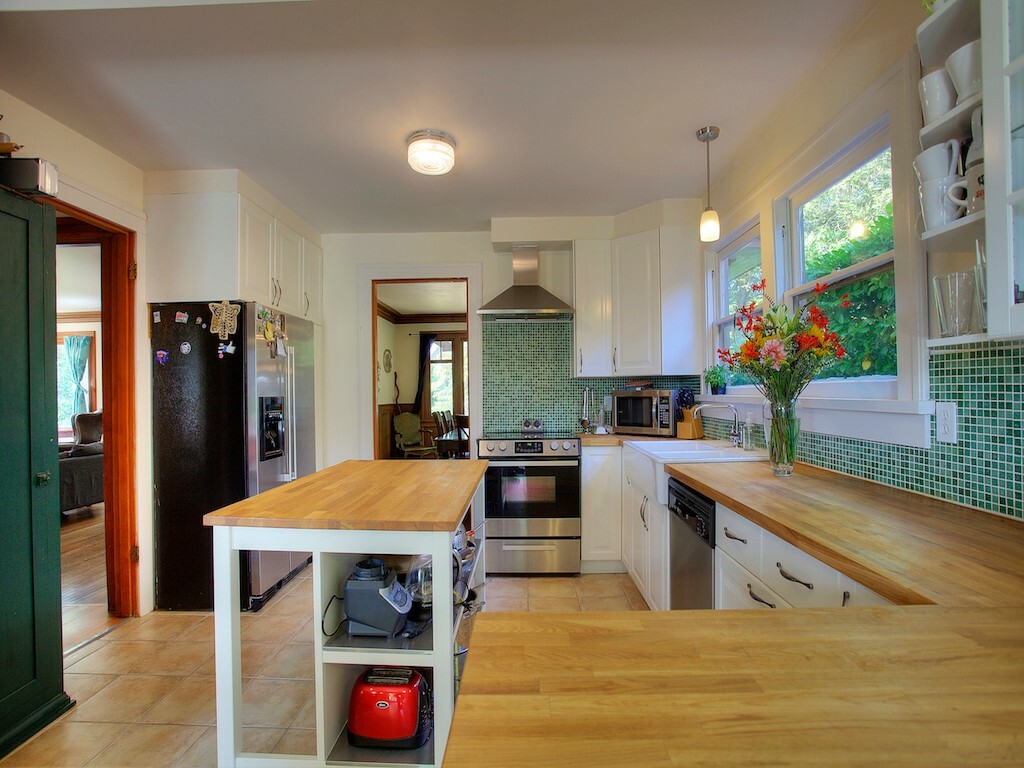Property Photo: 207 N Yakima Ave WA 98403