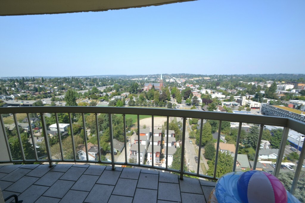 Property Photo: 4540 8th Ave NE 2205 WA 98105