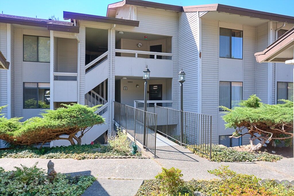 Property Photo:  23401 Lakeview Dr J-205  WA 98043 