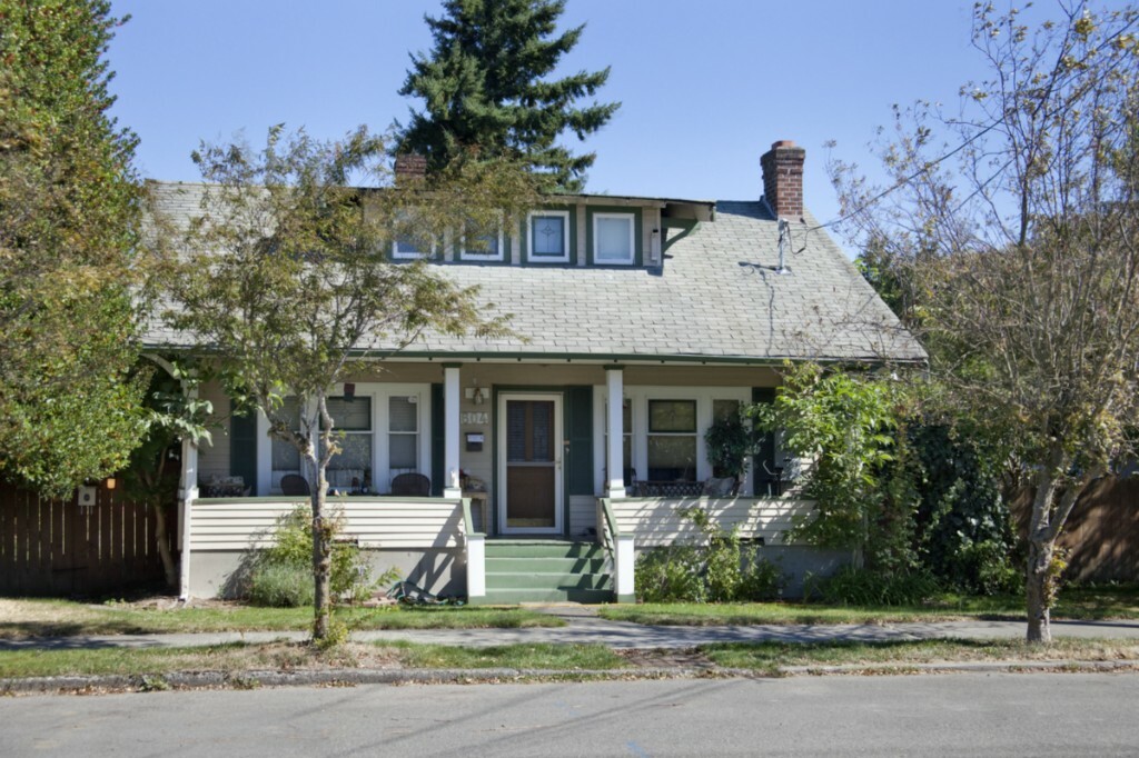 Property Photo:  604 Morris Ave S  WA 98055 