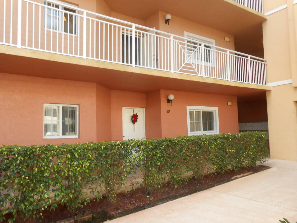 Property Photo: 4721 E Lucerne Lakes Boulevard E 717 FL 33467