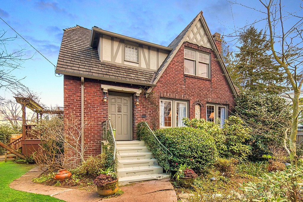 Property Photo: 1802 Madrona Drive WA 98122