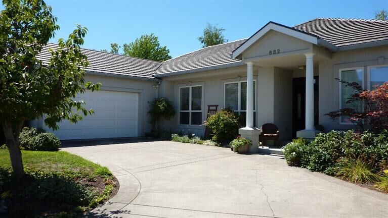 Property Photo:  682 Mountain View Drive  OR 97504