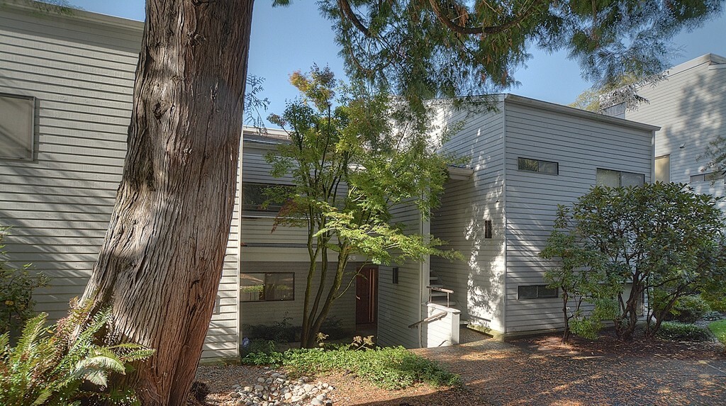 Property Photo: 11228 NE 68th St B WA 98033