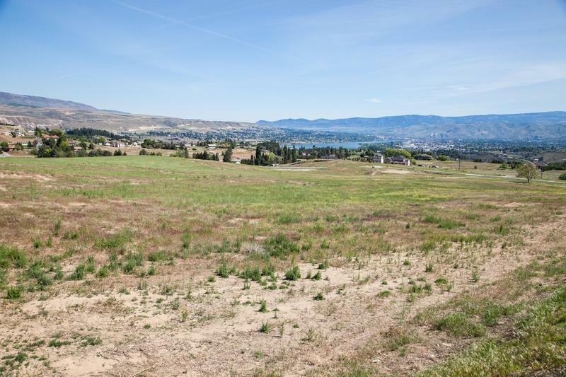 Property Photo:  867 Sage Crest Dr  WA 98801 