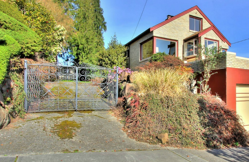 Property Photo:  2606 W Plymouth St  WA 98199 