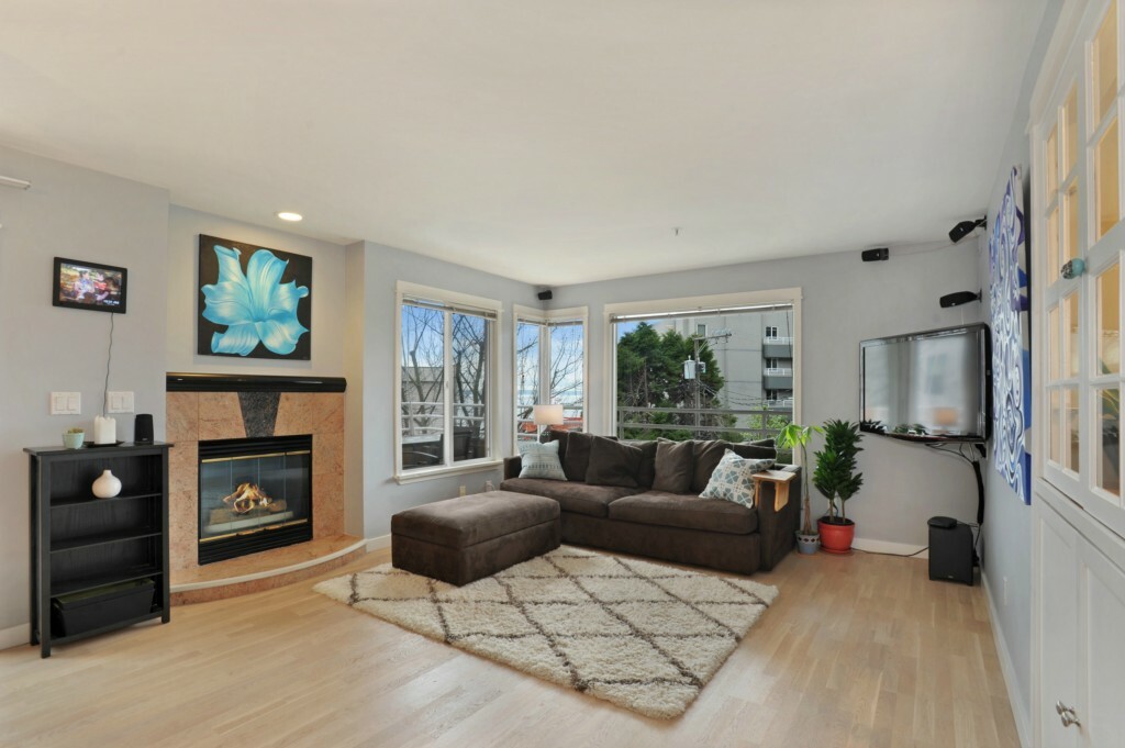 Property Photo:  622 6th Ave W 201  WA 98119 