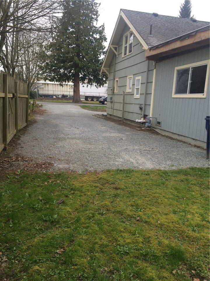 Property Photo: 1228 S 6th St WA 98273