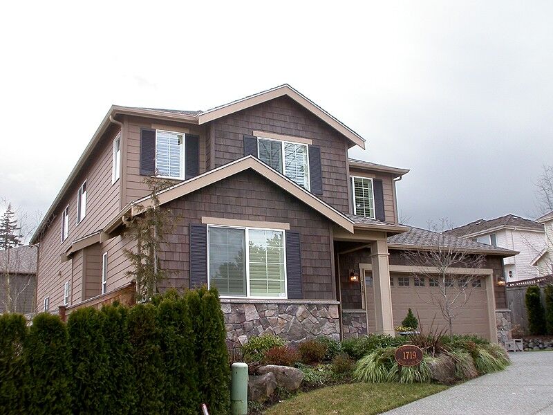 Property Photo:  1719 Kitsap Place NE  WA 98059 